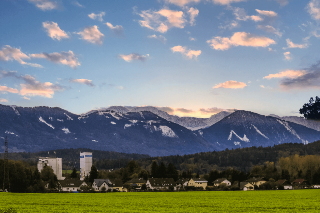 Landschaft um Kärntner Mühle mit Bergen und Feld